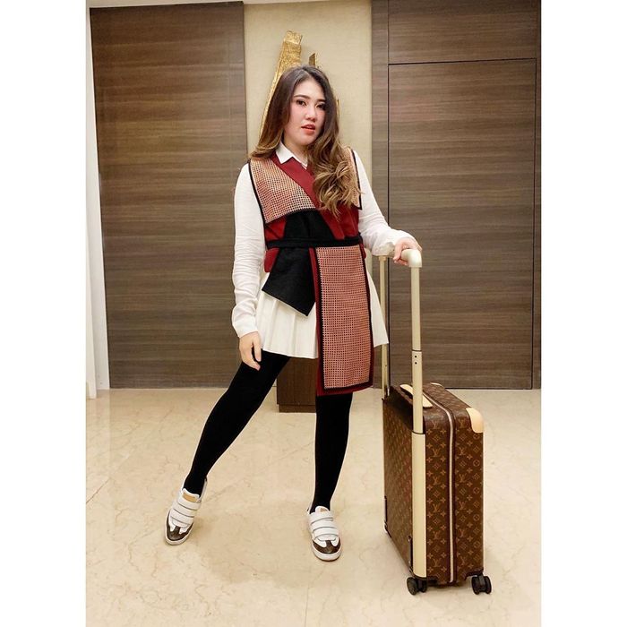 Gaya Via Vallen yang terlihat simpel namun mewah dengan sepatu dan tas branded mahal
