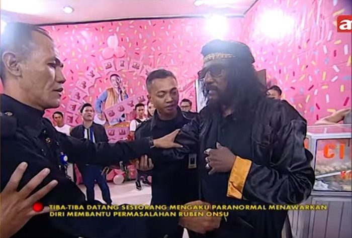 Pria misterius yang katanya ingin membantu Ruben Onsu melawan teror diusir oleh petugas keamanan