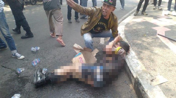 Pria Berjaket Kulit yang Pertama Kali Tolong Aiptu Erwin, Padamkan Api Pakai Kardus.