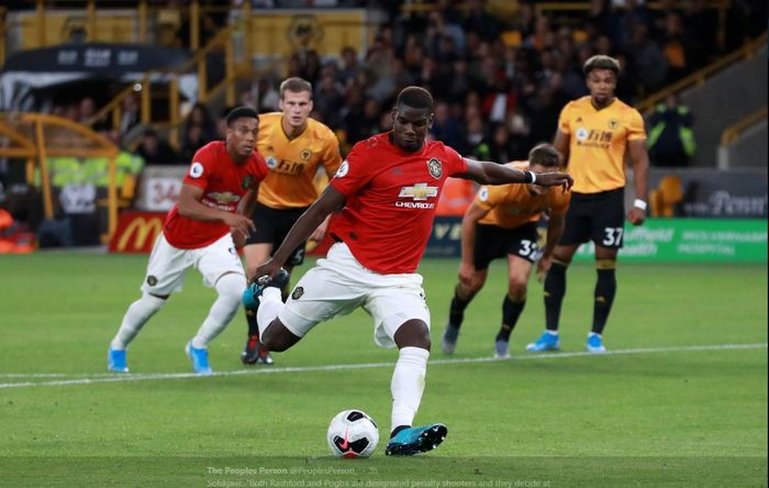 Paul Pogba saat mengeksekusi penalti dalam laga Liga Inggris Wolverhampton vs Manchester United di Molineux, 19 Agustus 2019.