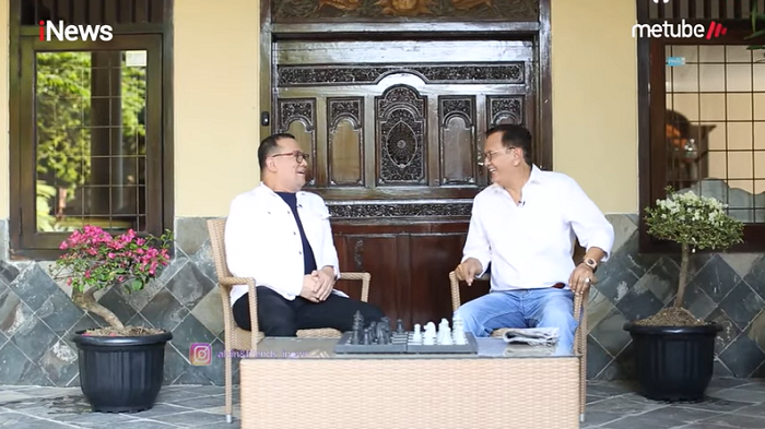 Luasnya Rumah Roy Marten yang Berdesain Tempo Dulu, Penuh Lukisan dan