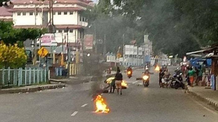 Ilustrasi pemblokiran jalan karena kerusuhan di Manokwari, kemarin (19/8/2019).