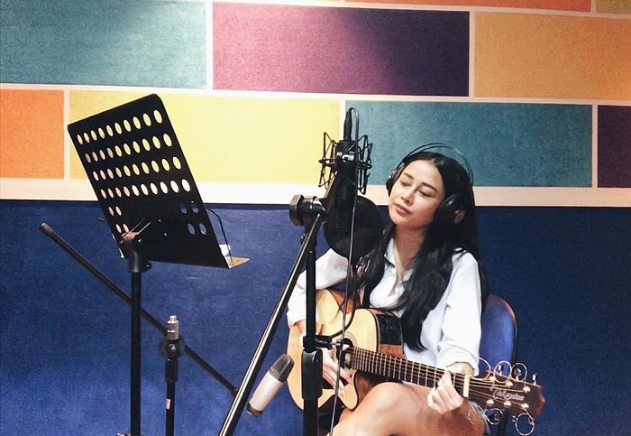 Mutia Ayu berprofesi sebagai penyanyi dangdut.
