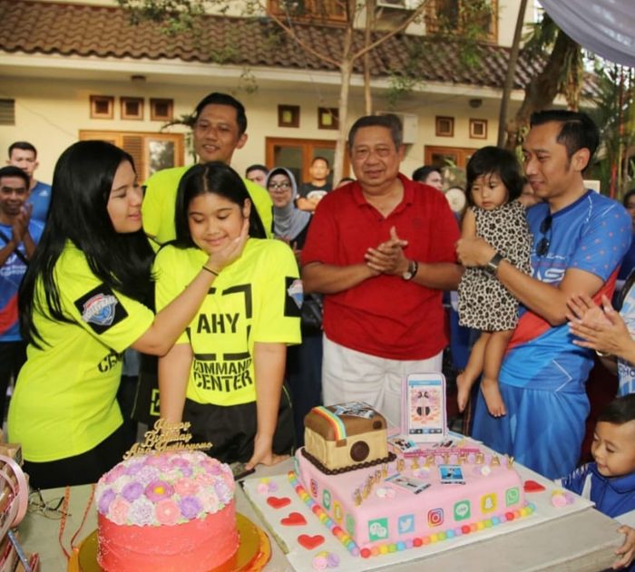 Annisa Pohan dan keluarga dalam perayaan 17 Agustusan