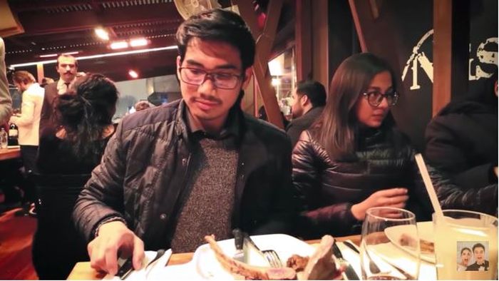 Nail Fadhly duduk di samping Chelzea Verhoeven kala makan bareng rombongan Baim Wong