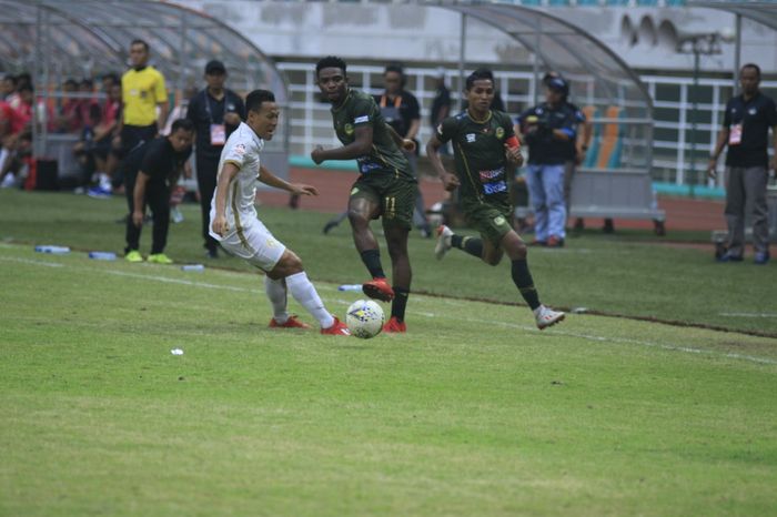 Jajang Sukmara (kiri), Osas Saha (tengah), dan Abduh Lestaluhu (kanan) pada laga Tira Persikabo Vs PSS Sleman, di Stadion Pakansari, Kabupetan Bogor, Senin (19/8/2019).