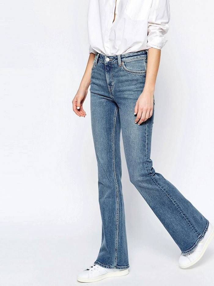 Flare jeans + sneakers