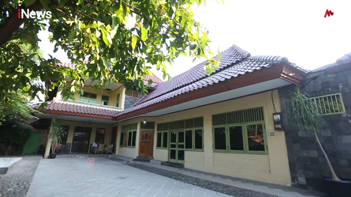 Luasnya Rumah Roy Marten yang Berdesain Tempo Dulu Penuh Lukisan dan Luasnya Rumah Roy Marten yang Berdesain Tempo Dulu Penuh Lukisan dan