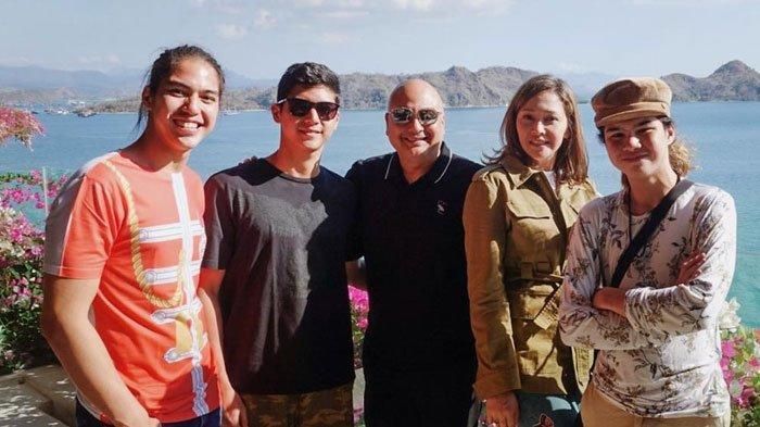 Maia Estianty & Irwan Mussry liburan ke Pulau Komodo bareng Al Ghozali, El Rumi, Dul Jaelani