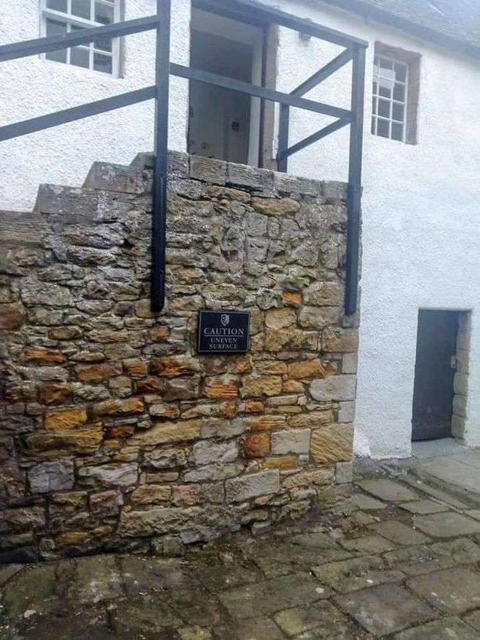 Tangga dimana Chris terjatuh dan alami amnesia.