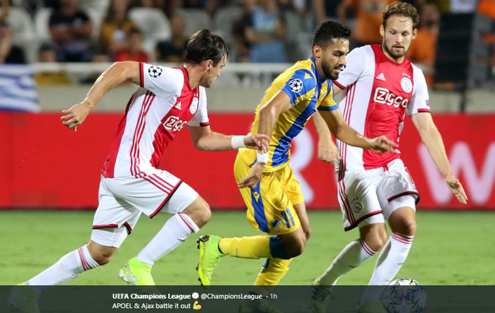 Pemain APOEL, Musa Suleiman, dijaga ketat dua pemain Ajax Amsterdam, Nicolas Tagliafico (kiri) dan Daley Blind (kanan), pada pertandingan leg pertama babak playoff Liga Champions 2019-2020 di Stadion GSP, Siprus, 20 Agustus 2019.