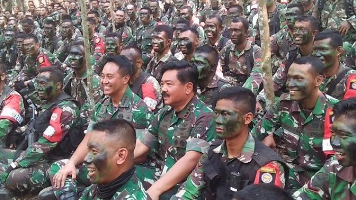 Panglima TNI Marsekal Hadi Tjahjanto bersama KSAD Jenderal Andika Perkasa, berfoto bersama para prajurit peserta Latihan Antar Kecabangan (Latancab) Kartika Yudha 2019, Senin (19/8/2019).