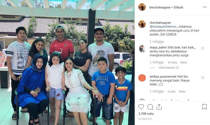 Krisdayanti mengunjungi Atha dan anak-anak sambungnya