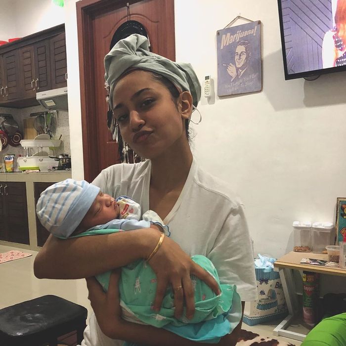 Athalia menggendong cucu Krisdayanti