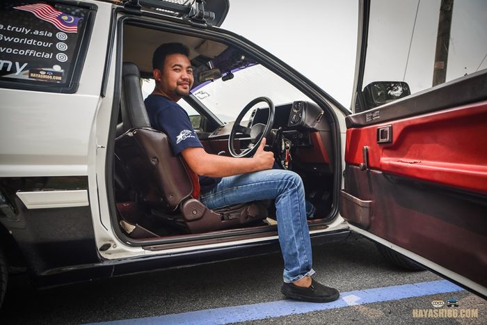 Engku Mohammad Hadri berpose di dalam mobil kesayangannya, Toyota AE86 Sprinter Trueno.