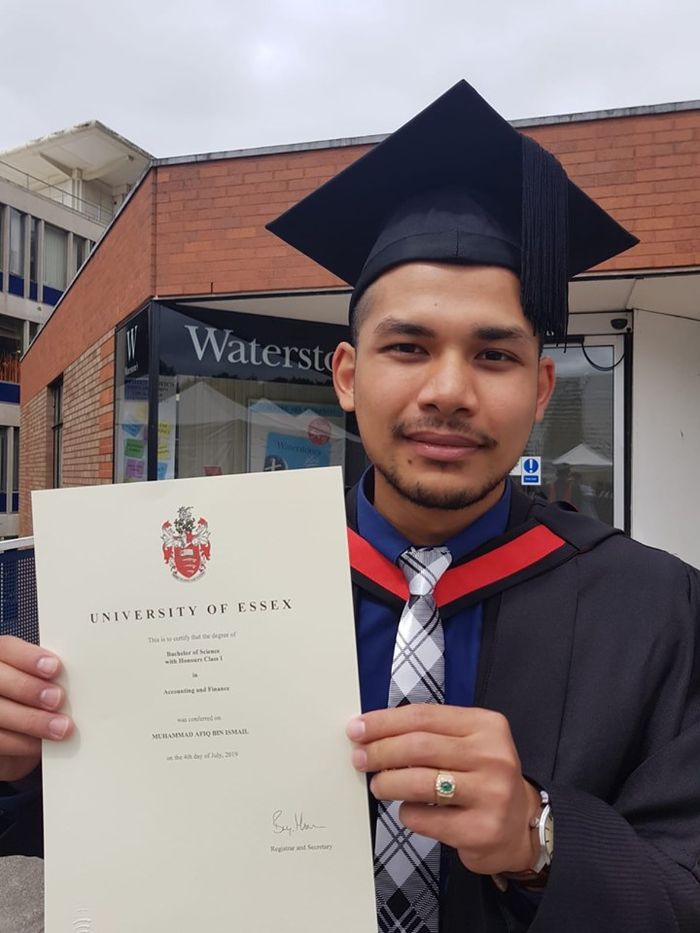 Afiq berhasil lulus dengan predikat First Class Honours