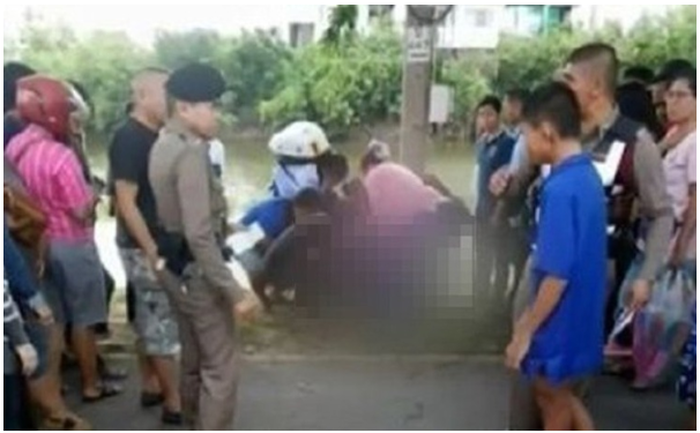 Beberapa orang tengah berusaha menyelamatkan pasangan kekasih itu