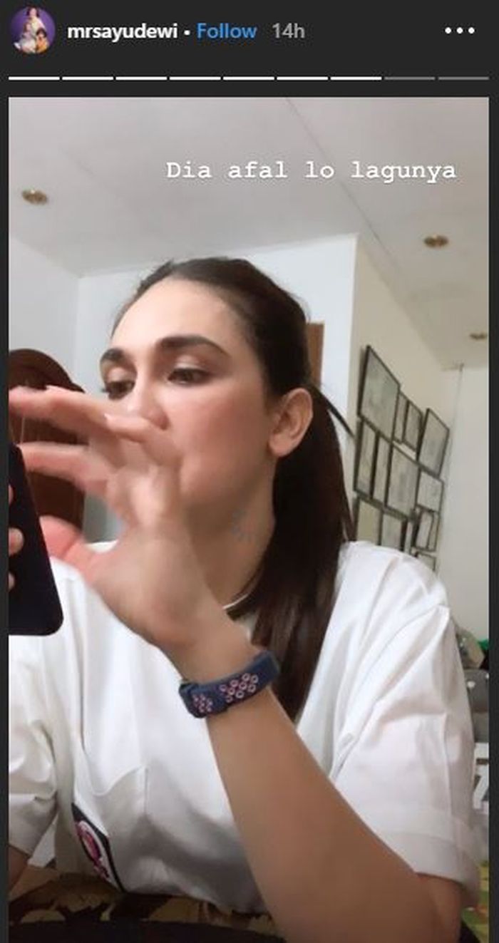 Luna Maya kepergok nyanyi lagu Ariel NOAH, Wanitaku.