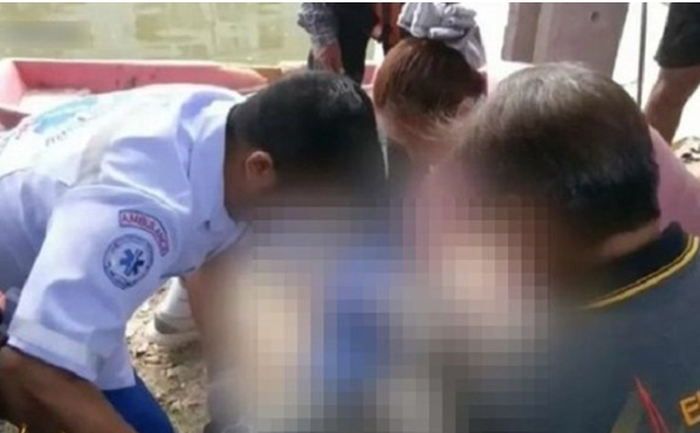 Beberapa orang tengah berusaha menyelamatkan pasangan kekasih itu
