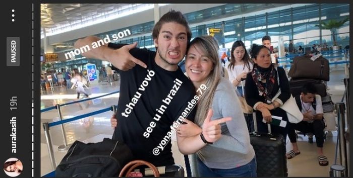 Eryck Amaral antarkan ibunya di bandara