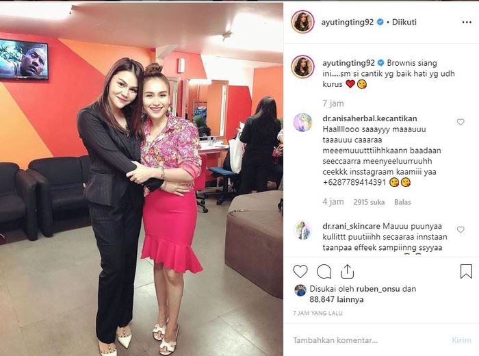 Ayu Ting Ting disebut warganet tak bersyukur karena berfoto tampak jinjit