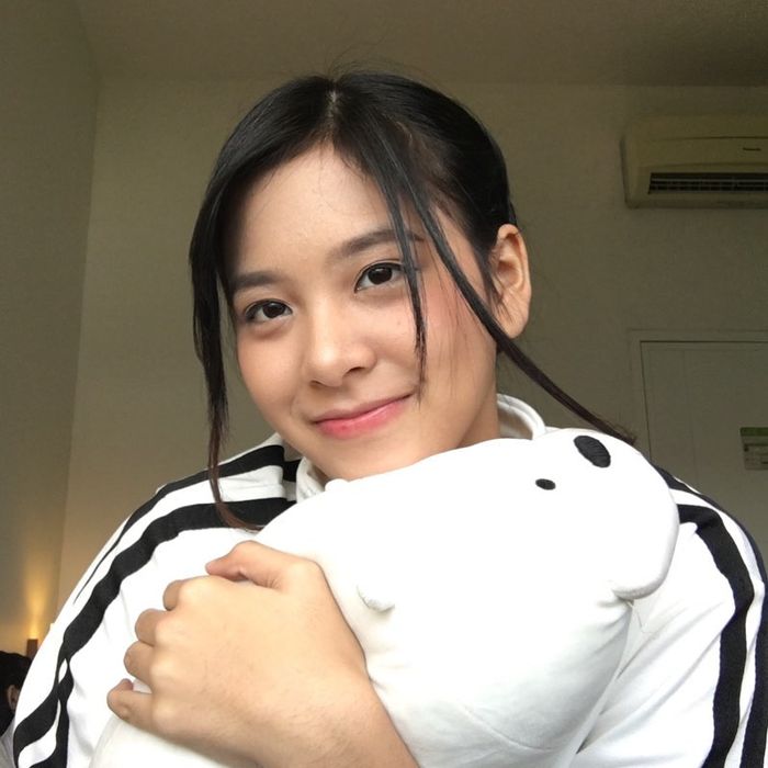 Anak presenter Fadli Akhmad sekaligus anggota JKT48, Azizi Shafa Asadeel
 