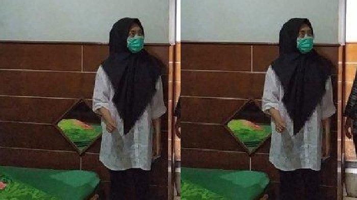 Tersangka V tampak mengenakan hijab saat menunjukkan kamar hotel tempat satu adegan video Vina Garut diambil di kawasan Cipanas, Kecamatan Tarogong Kaler, Kamis (22/8/2019).