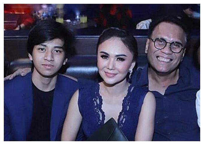 Cavin Obrient bareng Mama Yuni Shara dan Papa Henry Siahaan