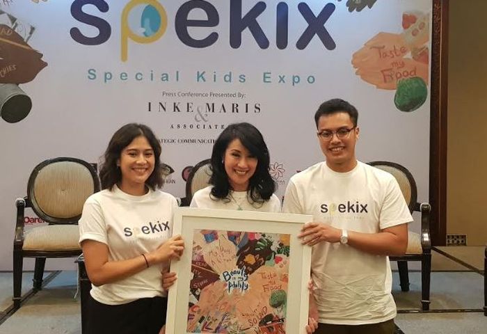 (kiri) <a href='https://pontianak.tribunnews.com/tag/dian-sastrowardoyo' title='Dian Sastrowardoyo'>Dian Sastrowardoyo</a>.