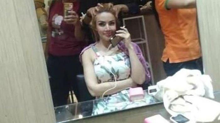 Barbie Kumalasari perawatan di salon.