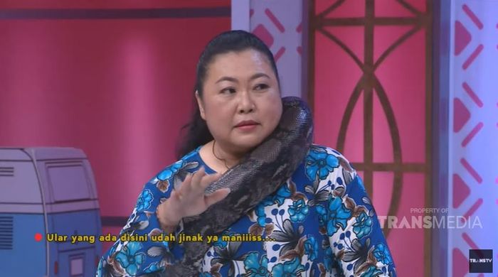 Lydia bisa bicara dengan ular peliharaannya