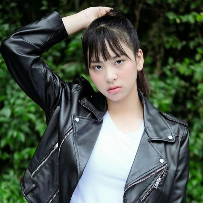 Anak presenter Fadli Akhmad sekaligus anggota JKT48, Azizi Shafa Asadeel
 
