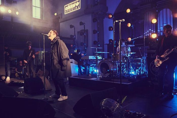Liam Gallagher saat memamerkan pertama kali sneakers adidas Padiham LG SPZL