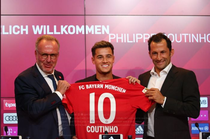 Philippe Coutinho saat diperkenalkan sebagai pemain Bayern Muenchen bersama Chairman Karl-Heinz Rummenigge (kiri) dan Direktur Olahraga Bayern Hasan Salihamidzic.