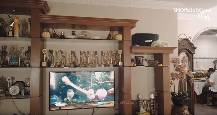 Lemari TV di rumah Siti Nurhaliza