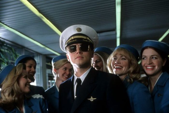 Leonardo DiCaprio dengan pramugari maskapai penerbangan mengelilinginya dalam sebuah adegan dari film 'Catch Me If You Can'