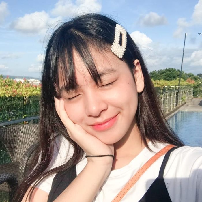 Anak presenter Fadli Akhmad sekaligus anggota JKT48, Azizi Shafa Asadeel
 