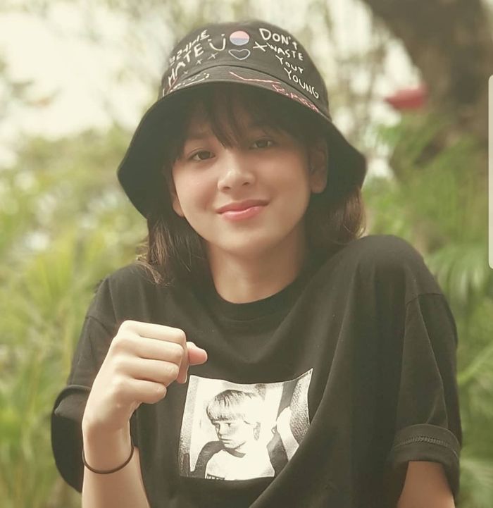 Anak presenter Fadli Akhmad sekaligus anggota JKT48, Azizi Shafa Asadeel
 