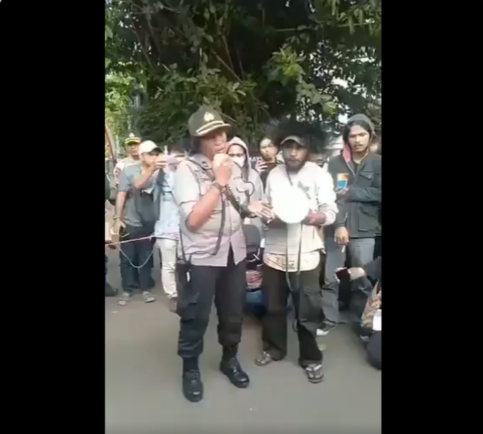 Viral video mahasiswa Papua dikirimi miras oleh seorang Polwan. Twitter @habibmahyadiyahya