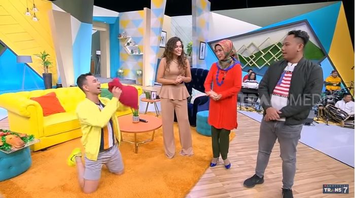 Raffi Ahmad salah tingkah saat bertemu dengan Dessy Ratnasari