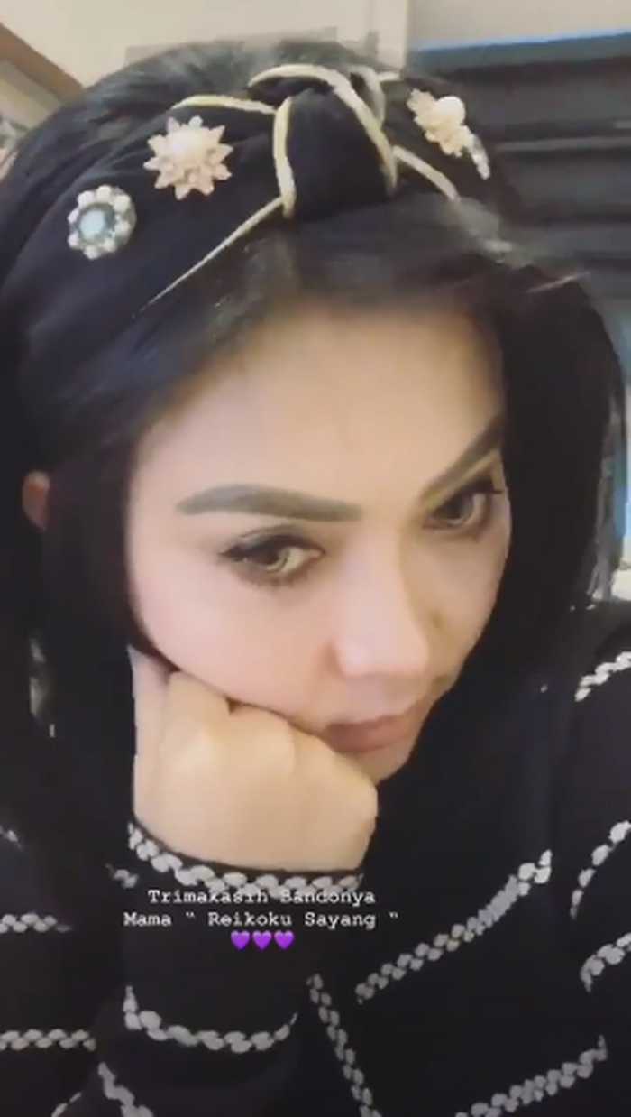 Syahrini memamerkan bando berwarna hitam dari mertuanya, Reiko Barack