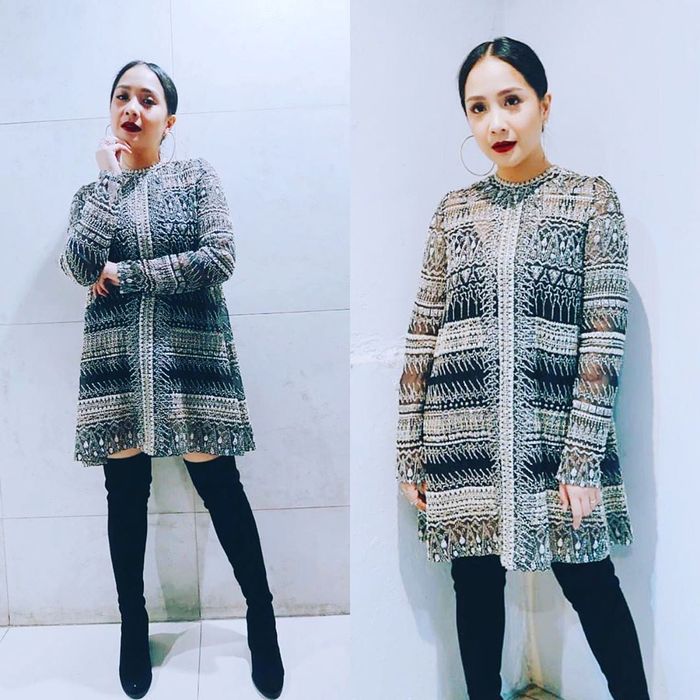 Penampilan elegan Nagita Slavina dengan mini dress berlengan panjang