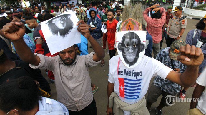 Sejumlah mahasiswa asal Papua yang tergabung dalam Ikatan Mahasiswa Tanah Papua (Imasepa) menggelar aksi damai di depan Gedung Sate, Jalan P Diponegoro, Kota Bandung, Jawa Barat, Kamis (22/8/2019). Aksi tersebut digelar untuk menyikapi isu yang berkembang pascaterjadinya dugaan tindakan rasis di Jawa Timur. 