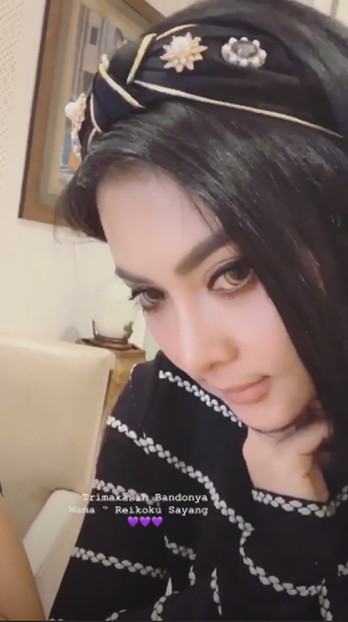 Syahrini kali ini tampil memesona dengan aksesori bando dari mertuanya