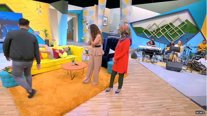 Raffi Ahmad terlihat salah tingkah saat Desy Ratnasari membeberkan kisah mereka