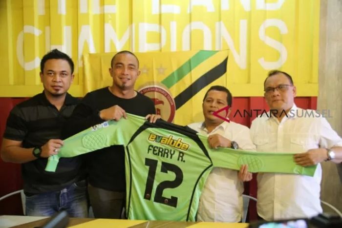 Ferry Rotinsulu diperkenalkan sebagai kiper Sriwijaya FC pada putaran kedua Liga 2 2019.
