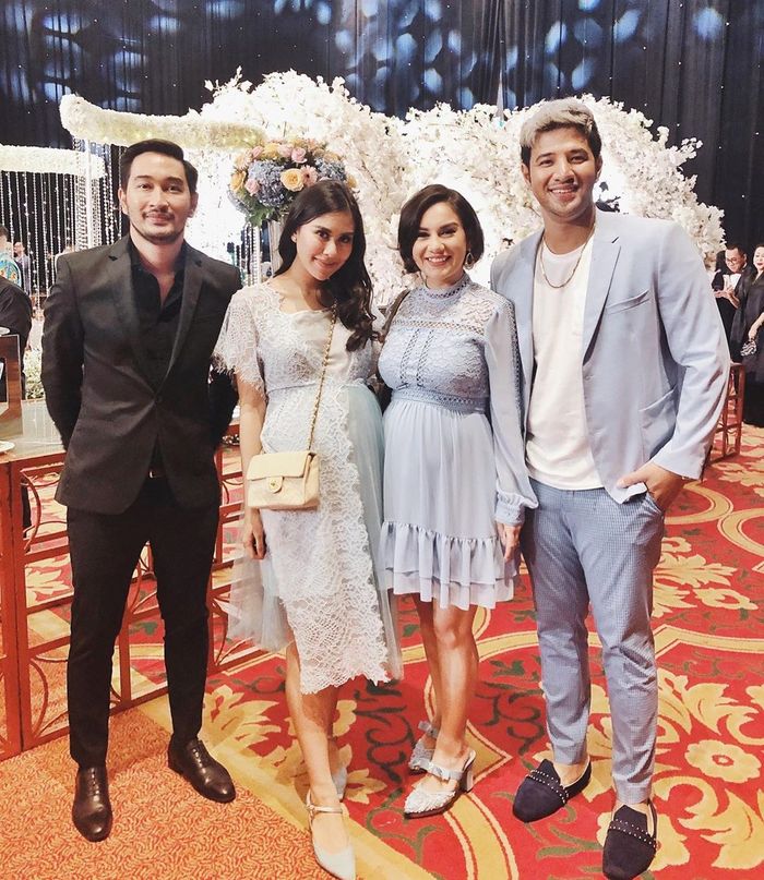 Gaya kompak Irish Bella dan Syahnaz Sadiqah saat kondangan