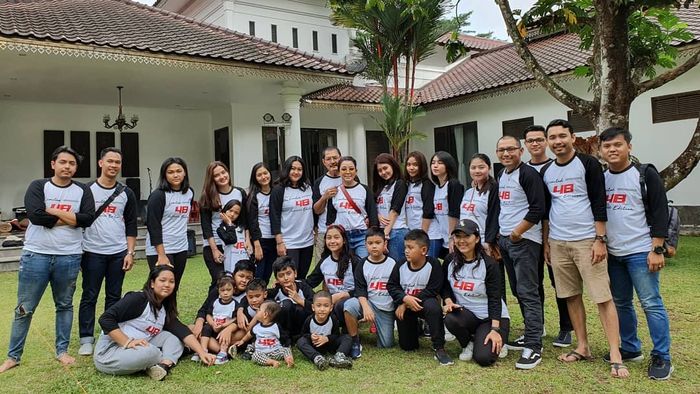 Keluarga dan kerabat dekat Mayangsari kompak dengan kaus yang seragam