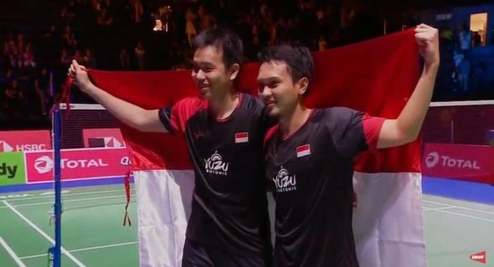 Pasangan ganda putra Indonesia, Mohammad Ahsan/Hendra Setiawan, merayakan kemenangan di final Kejuaraan Dunia 2019, Minggu (25/8/2019).