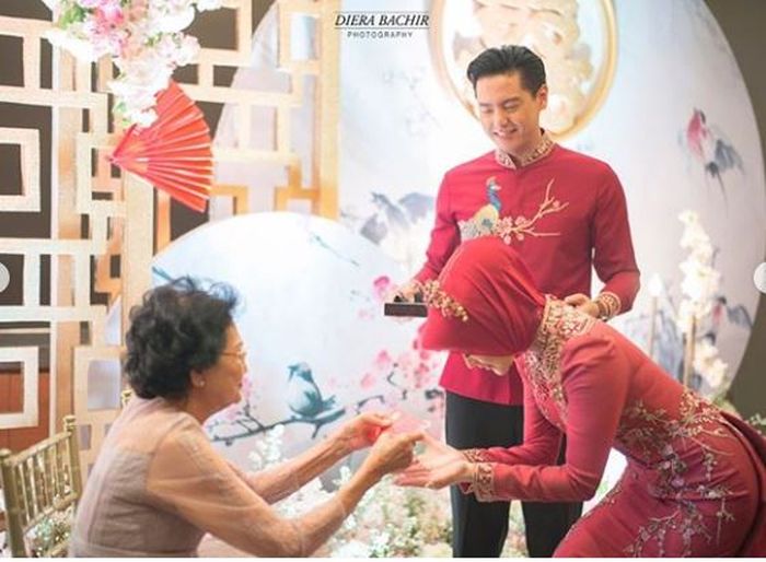 Roger Danuarta dan Cut Meyriska terlihat bahagia menjalani upacara Tea Pai